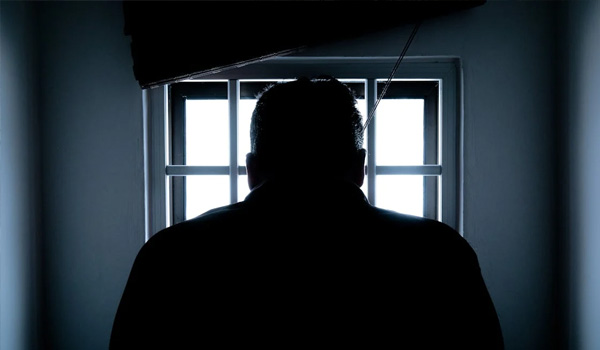 (張志杰律師曾承辦案件)收50萬合謀鑽分案漏洞！律師要關5年半 共犯「最貪檢察官」卻跑了